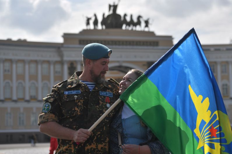 Десантник с девушкой на праздновании Дня Воздушно-десантных войск на Дворцовой площади в Санкт-Петербурге.