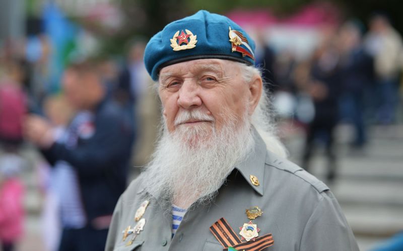 Ветеран ВДВ на праздновании Дня Воздушно-десантных войск в Екатеринбурге.