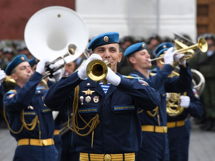 Музыканты духового оркестра во время показательных выступлений на Красной площади в Москве во время празднования Дня Воздушно-десантных войск.
