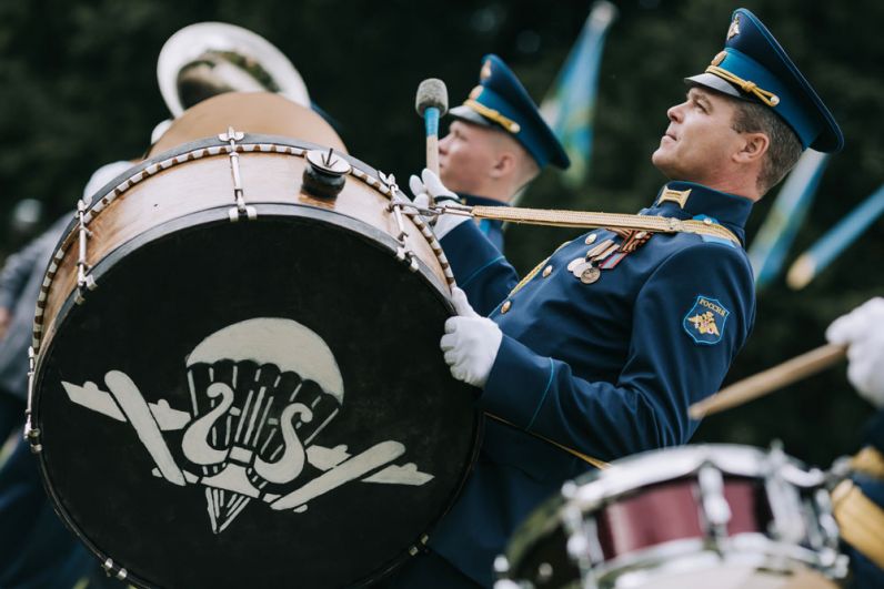 Музыканты военного оркестра на праздновании Дня Воздушно-десантных войск в сквере Десантников в Иванове.