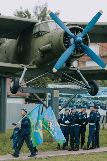 Празднование Дня Воздушно-десантных войск в сквере Десантников в Иванове.