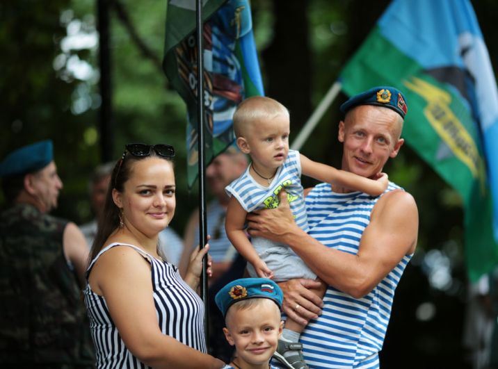 Семейная пара с детьми во время празднования Дня Воздушно-десантных войск в Симферополе.