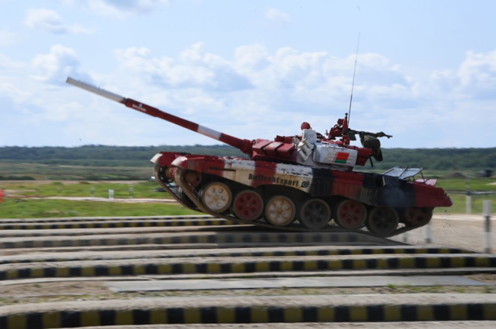 Танк Т-72Б3 команды армии Белоруссии преодолевает преграду.