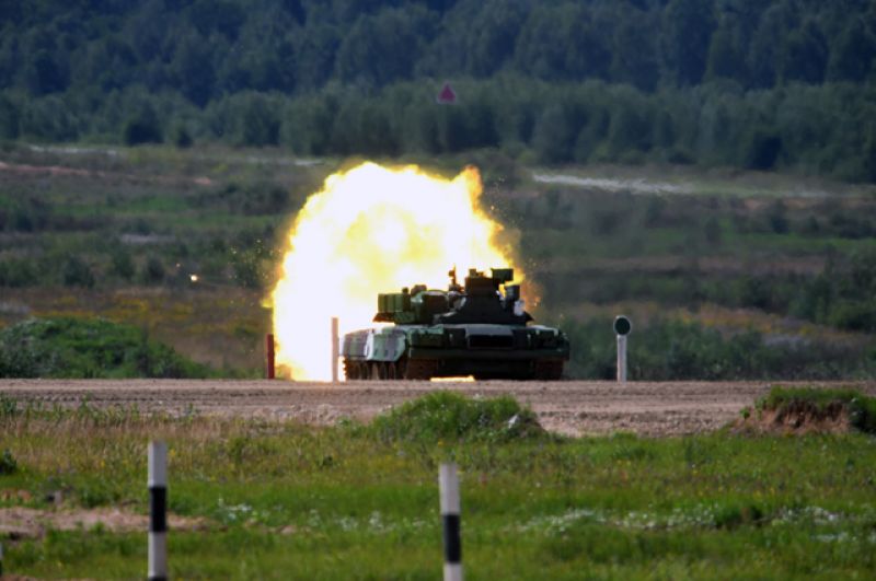 Танк Т-80 команды армии России во время стрельбы в «Индивидуальной гонке» женских экипажей.