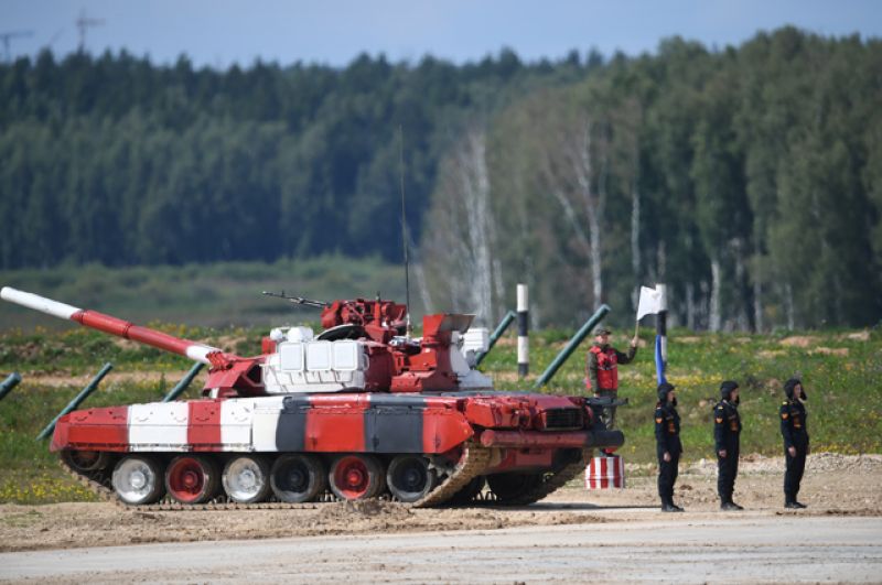 Экипаж команды армии России у танка Т-80.
