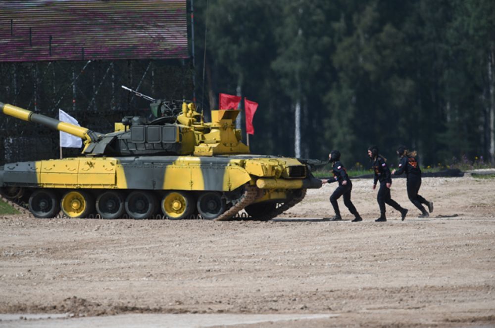 Экипаж команды армии России у танка Т-80.