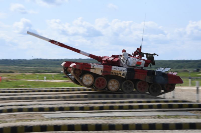 Танк Т-72Б3 команды армии Белоруссии преодолевает преграду.