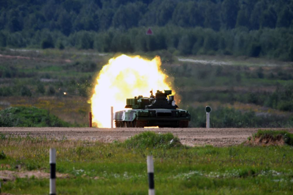 Танк Т-80 команды армии России во время стрельбы в «Индивидуальной гонке» женских экипажей.