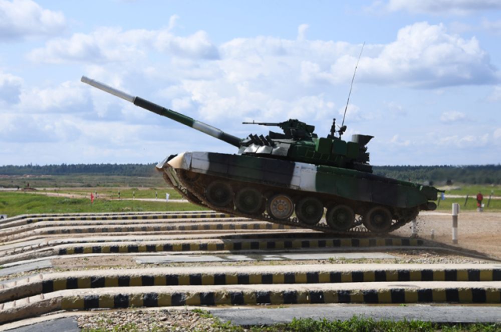 Танк Т-80 команды армии России преодолевает преграду в «Индивидуальной гонке».