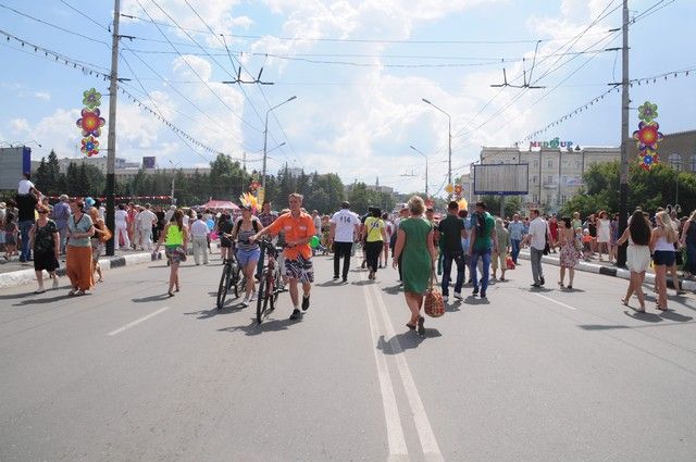 Центр Омске в день города становится пешеходным.