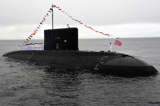 Экипаж подводной лодки «Варшавянка» на генеральной репетиции парада ко дню ВМФ во Владивостоке. Июль 2019 г.