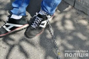 Под Киевом таксист приковал цепью пассажира-должника в подвале