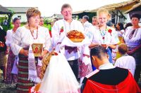 Казачья свадебная традиция с караваем сохраняется на Кубани и сегодня.