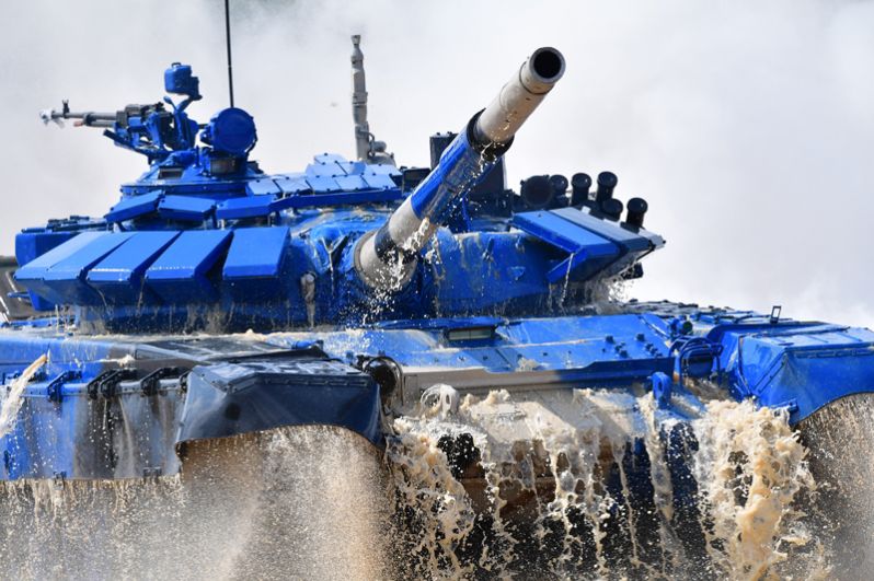 Танк Т-72Б3 команды армии Кувейта преодолевает водную преграду на первом этапе индивидуальной гонки «Танкового биатлона».