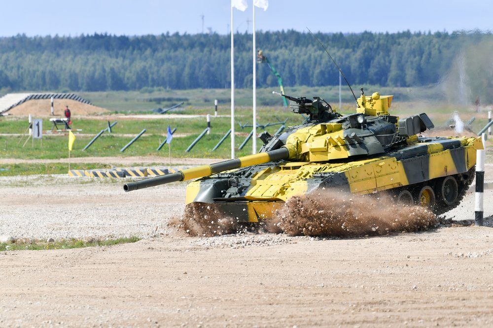 Танк Т-72Б3 команды армии Армении преодолевает преграду на первом этапе индивидуальной гонки «Танкового биатлона».
