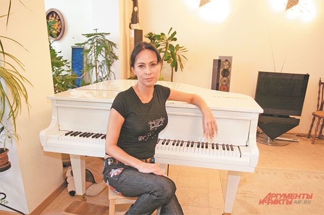 В квартире в Северном Бутове певица играет на роскошном белом рояле, который для неё – пианистки – был давней мечтой.
