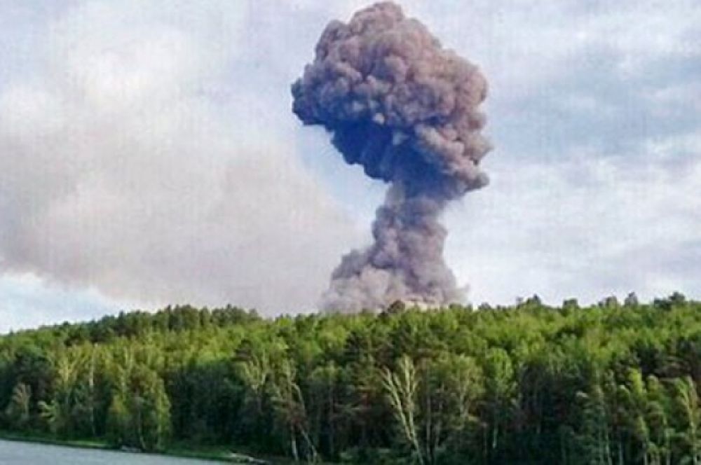 Огромные клубы дыма поднялись над районом.