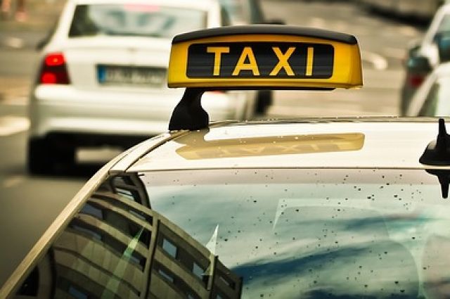 Тюменский таксист предложил пассажирке рассчитаться натурой