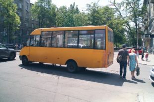 Дверь защемила руку: в Мариуполе маршрутка протащила женщину по асфальту