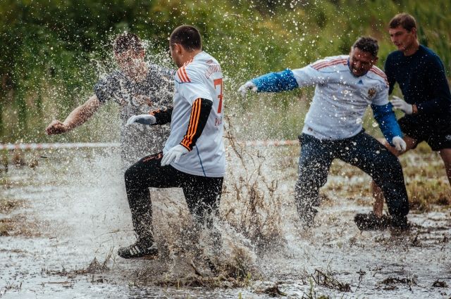 В Тюменской области впервые прошел турнир по болотному футболу