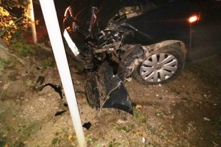 Угонщик не справился с управлением и врезался в дорожный знак.