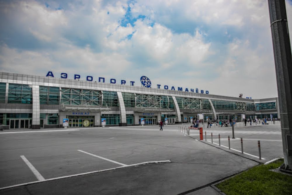 Вход в ЗАМЦ находится слева от главного здания аэропорта "Толмачево". Посторонним сюда не попасть.