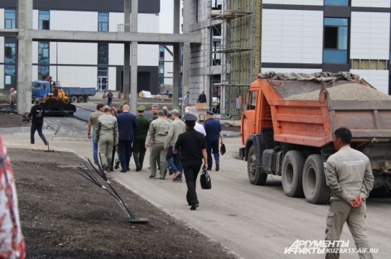 Ход строительных работ проверили губернатор Кузбасса и замминистра обороны РФ.