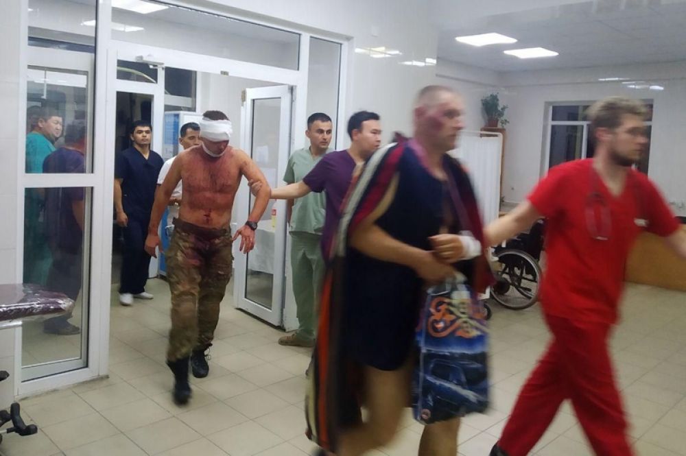 Пострадавшие в результате спецоперации по задержанию экс-президента Киргизии Алмазбека Атамбаева.
