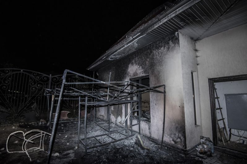 Сожженное строение на территории резиденции экс-президента Киргизии Алмазбека Атамбаева.