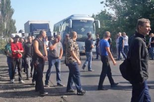 На Донбассе шахтеры выступили с протестом и перекрыли дорогу