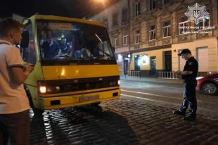 Во Львове пьяный водитель управлял переполненной маршруткой