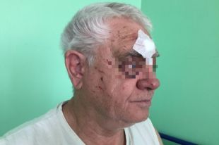 Полицейский избил в трамвае пенсионера, попросившего уступить место