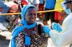 Женщина получает вакцину против Эболы в городе Гома, Конго.