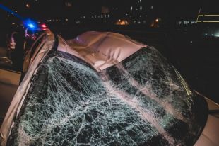 В Киеве пьяная компания на авто, скрываясь от полиции, влетела в отбойник