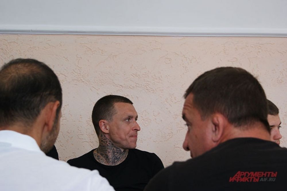 Павел Мамаев среди осуждённых в столовой колонии.