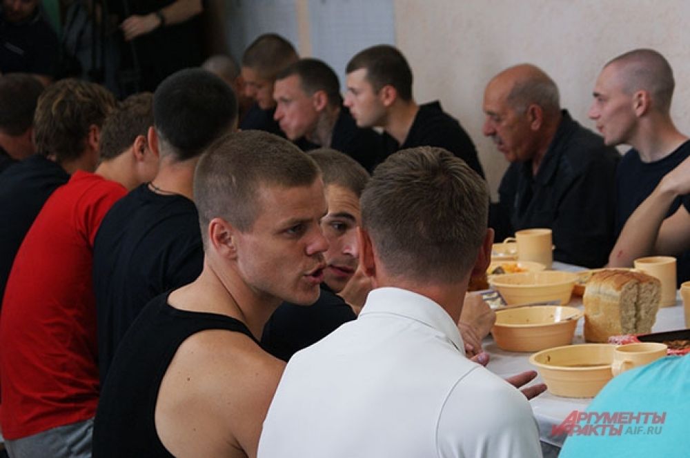 Александр Кокорин среди осуждённых.