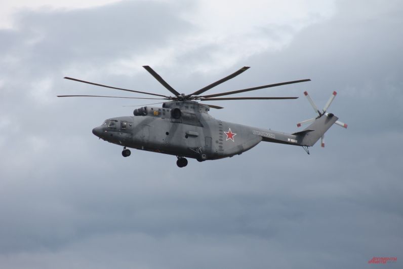 Ми-26 - крупнейший в мире серийно выпускаемый транспортный вертолет.