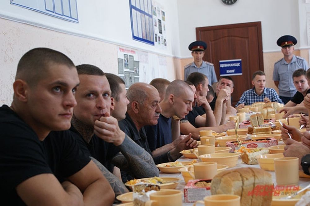 Павел Мамаев среди осуждённых в столовой колонии.