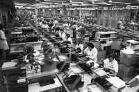 Цех производственного объединения «ВЭФ», в котором собирают знаменитые вэфовские транзисторные радиоприемники, 1982 г.