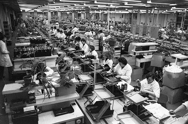 Цех производственного объединения «ВЭФ», в котором собирают знаменитые вэфовские транзисторные радиоприемники, 1982 г.
