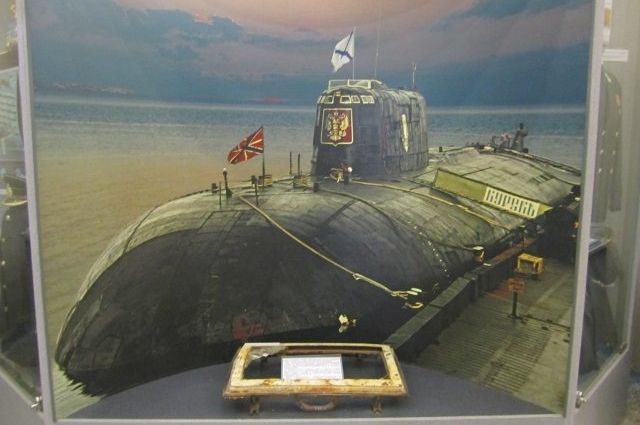 Иллюминатор с подлодки Курск в Центральном музее Вооружённых Сил в Москве.
