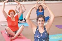 Некоторые пенсионерки так полюбили йогу, что сделали её частью своей жизни. Они тренируются даже дома. 