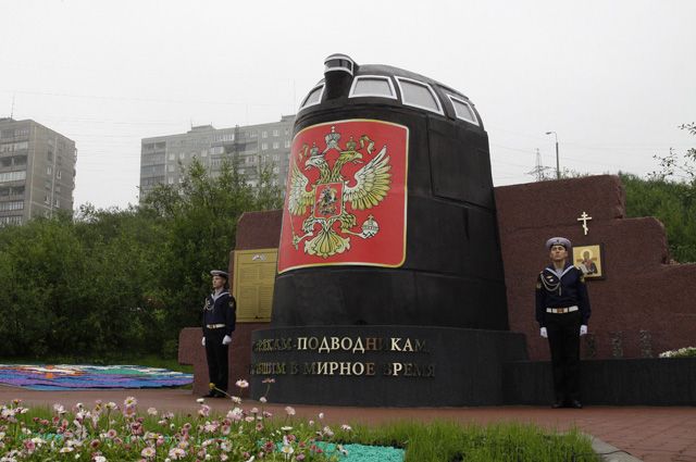 Фрагмент рубки АПЛ «Курск» как часть мемориала «Морякам, погибшим в мирное время» в Мурманске..