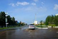 В Ноябрьске из-за прорыва теплосети затопило улицу Холмогорскую