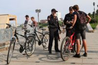 Полицейские на велосипедах патрулируют набережную Тюмени и Гилевскую рощу