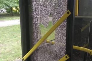 В Киеве пассажир после поездки в троллейбусе разбил ногой стекло