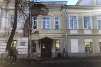 Здание на ул. Собинова разрушается и доведено до такого состояния, что там опасно находиться.
