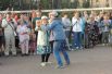 Баба Юля, как сама представляется, не пропускает такие уличные концерты - любит потанцевать.