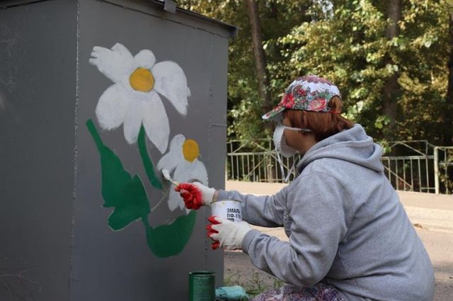 Жители активно включились в процесс и с удовольствием раскрашивают контейнеры в яркие цветы, придумывая разные сюжеты.