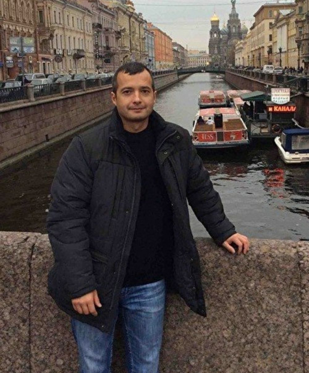По словам брата, с детства Дамир мечтал связать свою судьбу с небом. После школы Дамир Юсупов планировал поступить в летное училище, но не прошел медкомиссию. Ему пришлось сначала окончить юридический институт. После получения диплома он некоторое время работал юристом в городской администрации. В 32 года он все-таки поступил в Бугурусланское летное училище гражданской авиации (Оренбургская область), которое окончил с отличием.